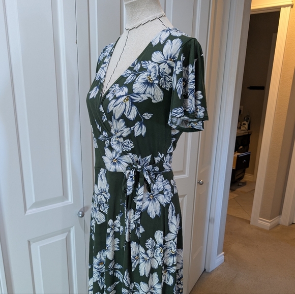 Chic Floral Wrap Midi Dress in Green and White L - Picture 2 of 7